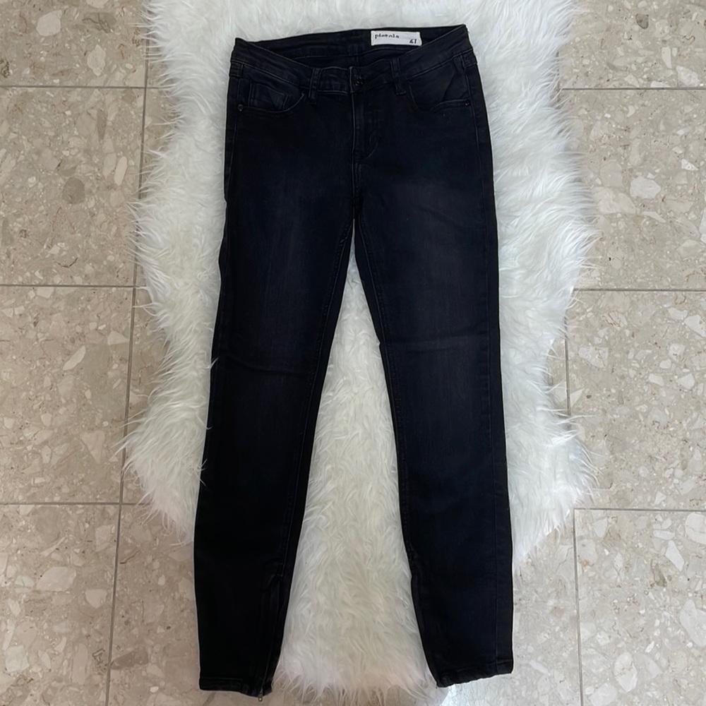 ⚽️ 3/$45 Pistola denim black jeans size 27 with ankle zipper